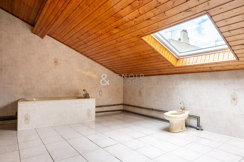 Maison - 239 m² - 8 pièces