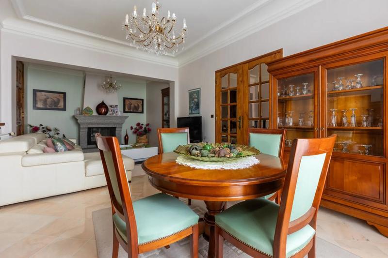 Maison - 220 m² - 6 pièces