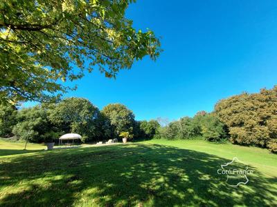 Propriété - 253 m² - 7 pièces