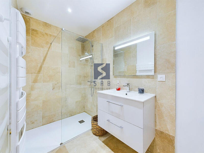 Maison - 180 m² - 9 pièces