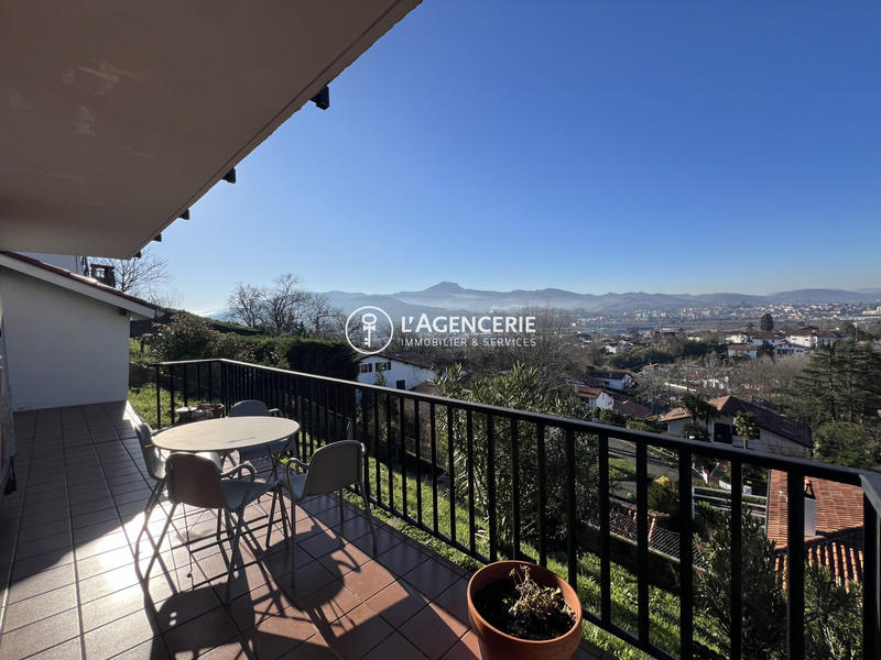 Maison - 250 m² - 8 pièces