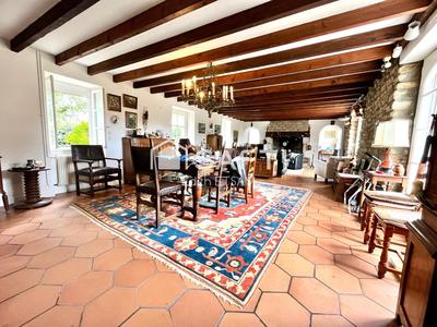 Maison - 202 m² - 7 pièces