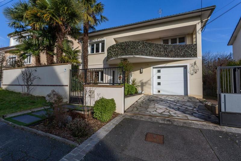 Maison - 238 m² - 11 pièces