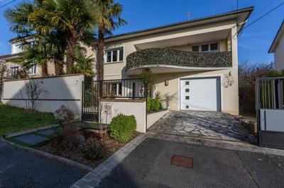 Maison - 238 m² - 11 pièces