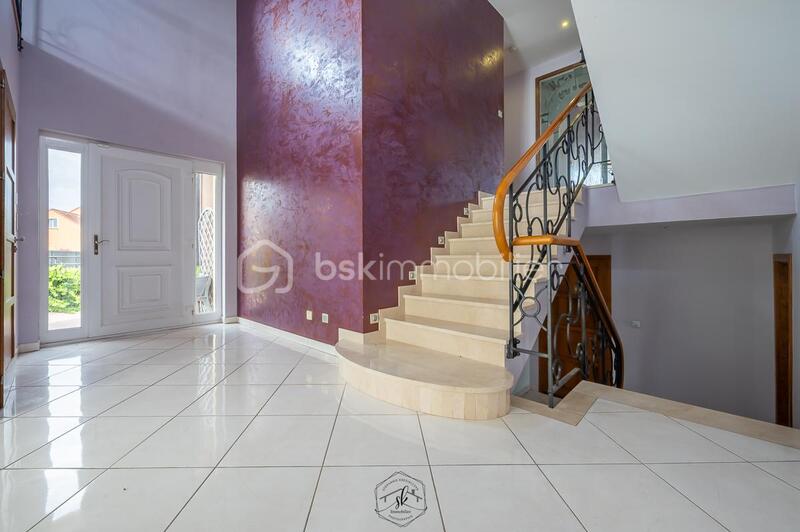 Maison - 204 m² - 6 pièces