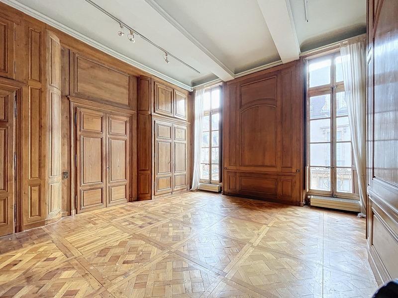 Appartement ancien - 250 m² - 7 pièces