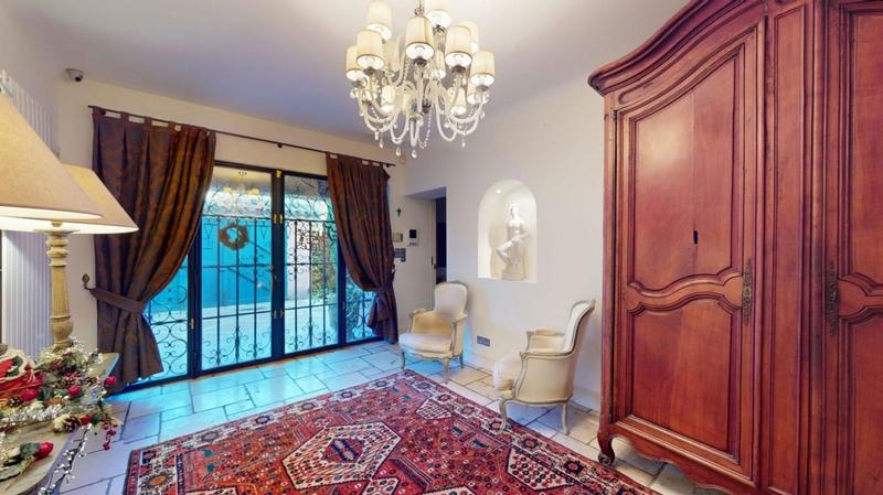 Propriété - 980 m²