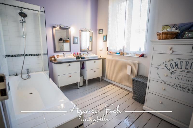 Maison - 210 m² - 6 pièces