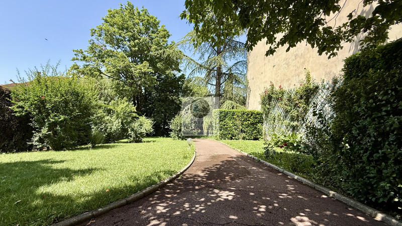 Maison - 220 m² - 8 pièces