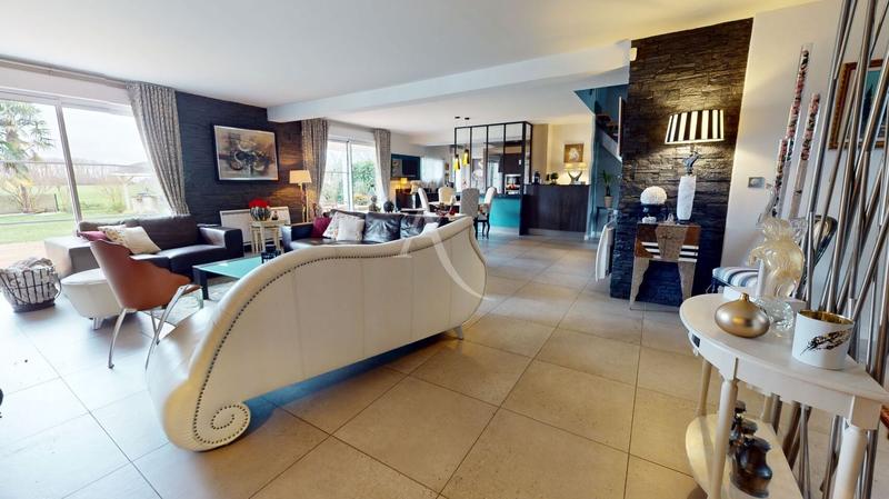 Maison - 245 m² - 7 pièces