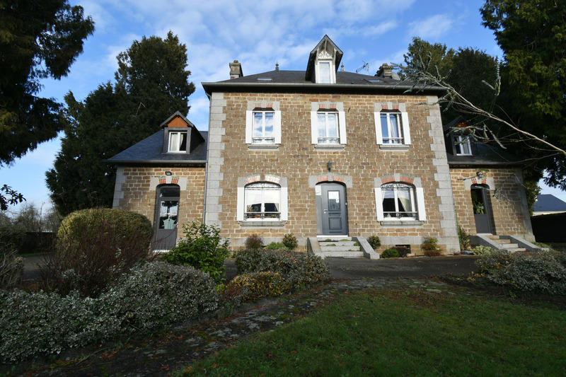 Maison - 220 m² - 10 pièces