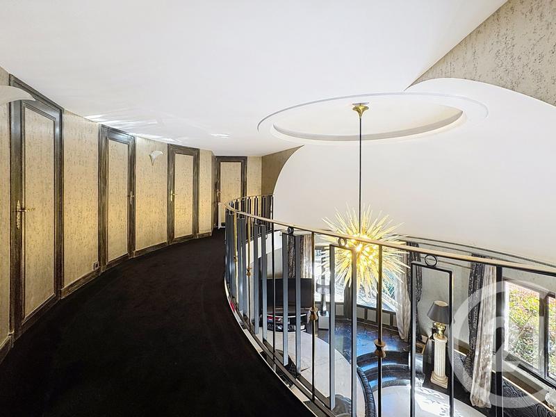 Maison - 237 m² - 7 pièces