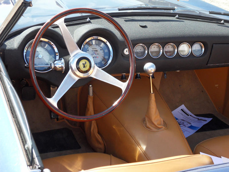 Rassemblement mensuel de véhicules de collection et d'exception