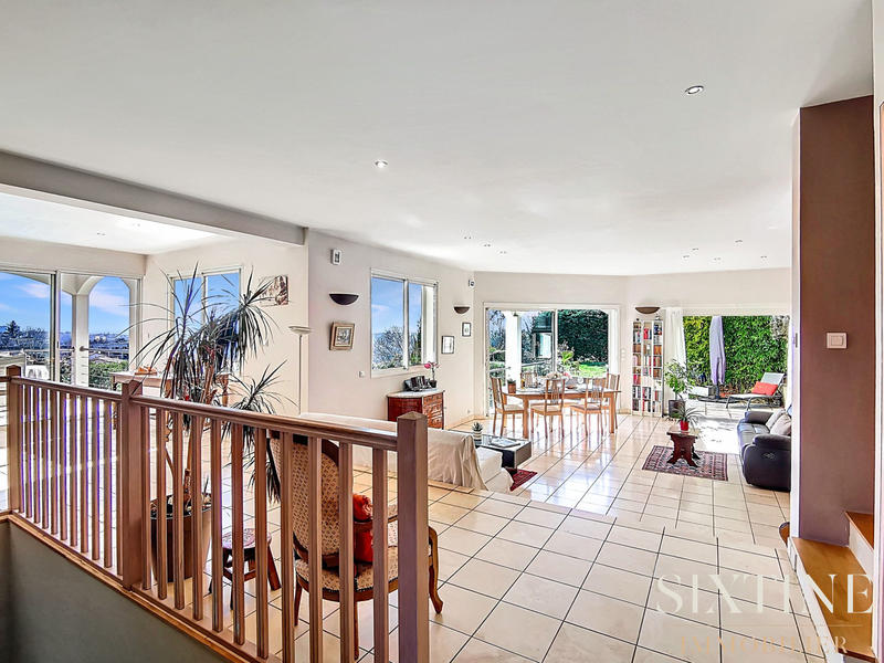 Maison - 235 m² - 8 pièces