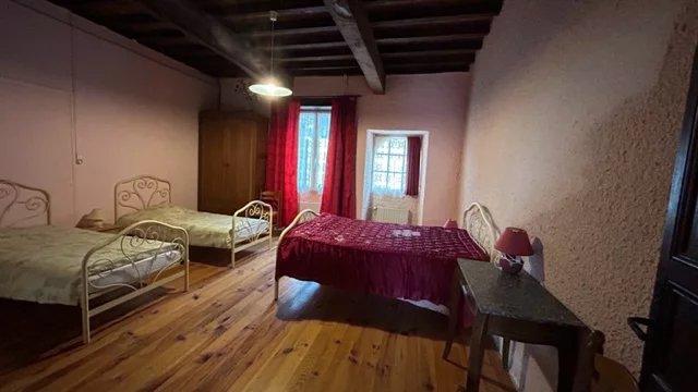 Propriété - 1 379 m² - 19 pièces