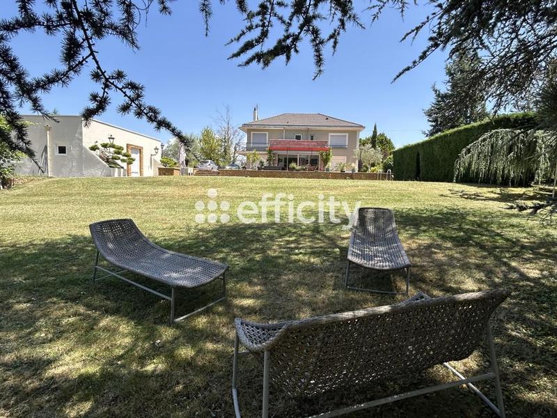 Maison traditionnelle - 270 m² - 9 pièces