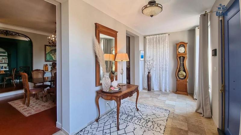 Maison - 377 m² - 12 pièces