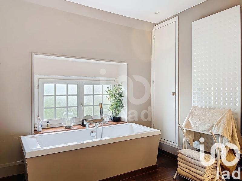 Maison - 238 m² - 6 pièces