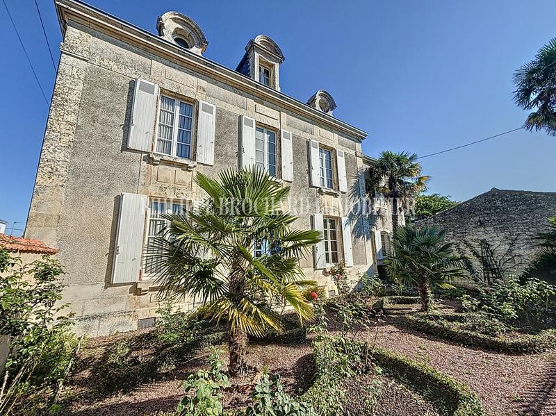 Maison - 241 m² - 12 pièces