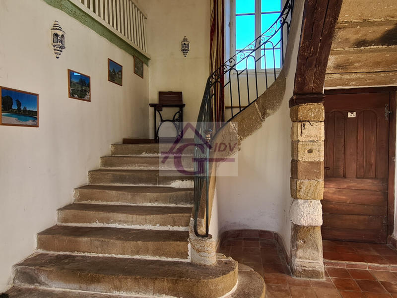 Maison - 1 048 m² - 29 pièces