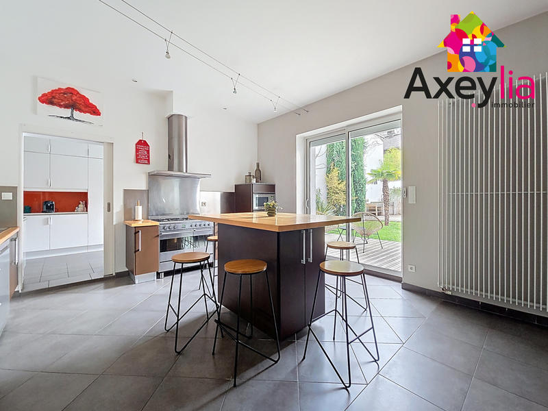 Maison - 207 m² - 6 pièces