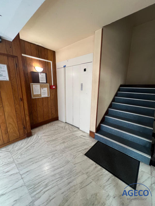 Bureau - 10 m² - 7 pièces