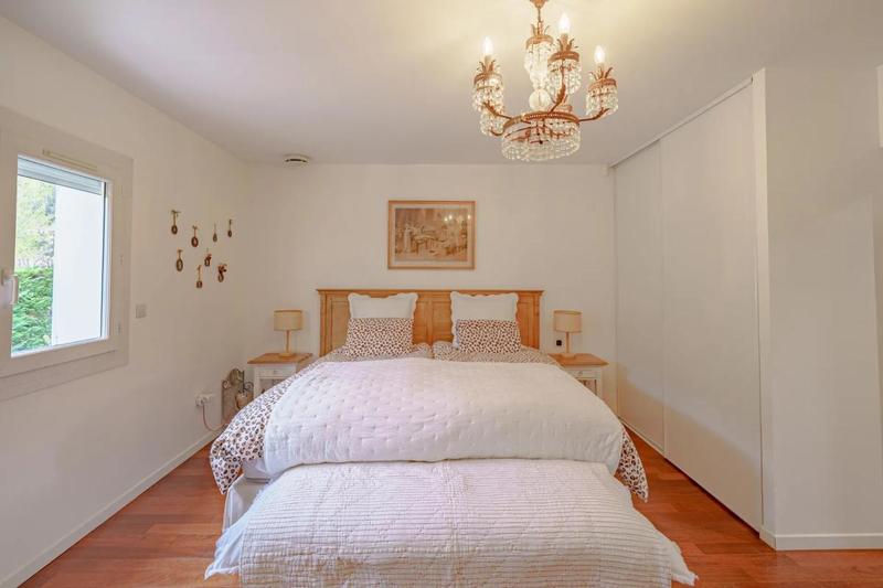 Maison - 335 m² - 12 pièces