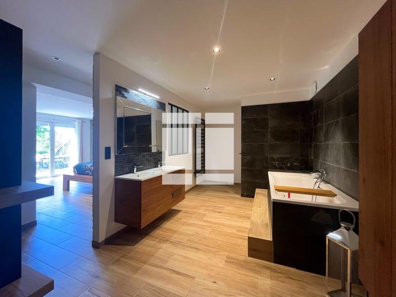 Villa - 207 m² - 8 pièces