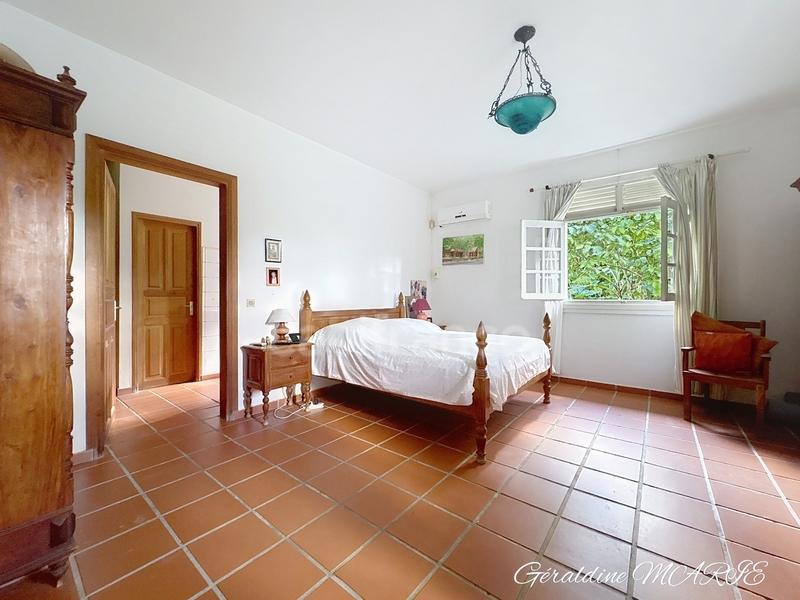 Maison - 242 m² - 6 pièces