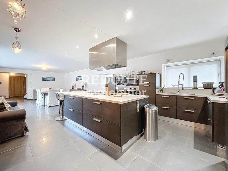 Maison - 236 m² - 8 pièces