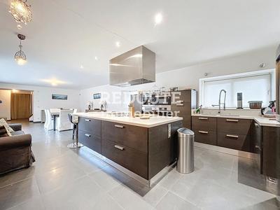 Maison - 236 m² - 8 pièces