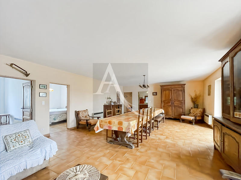 Maison - 216 m² - 12 pièces