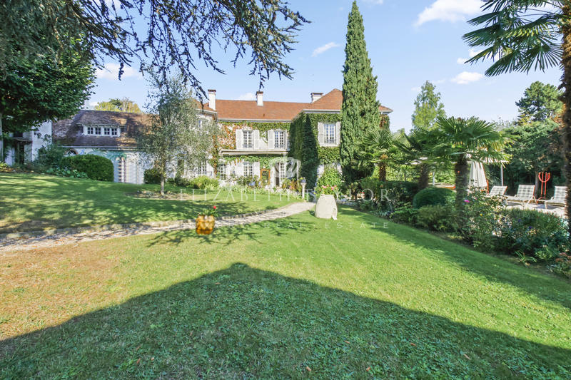 Propriété - 230 m² - 9 pièces