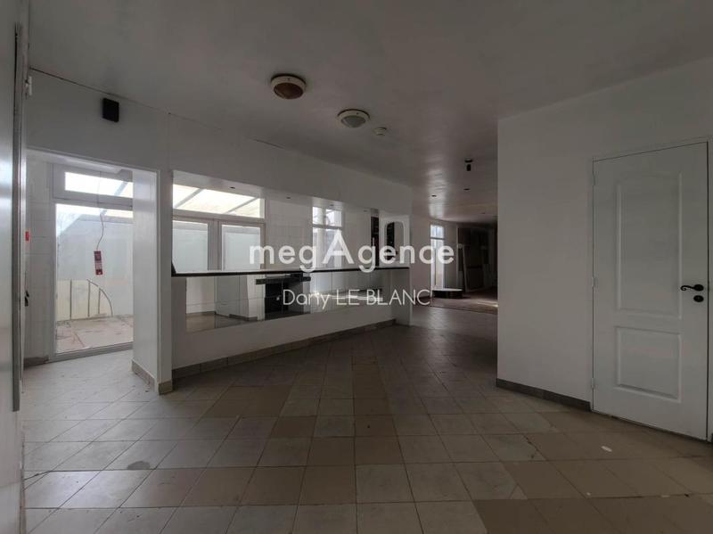 Local commercial - 200 m² - 6 pièces