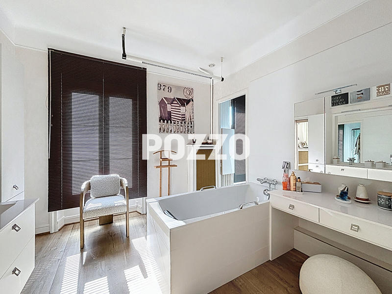 Maison - 225 m² - 10 pièces