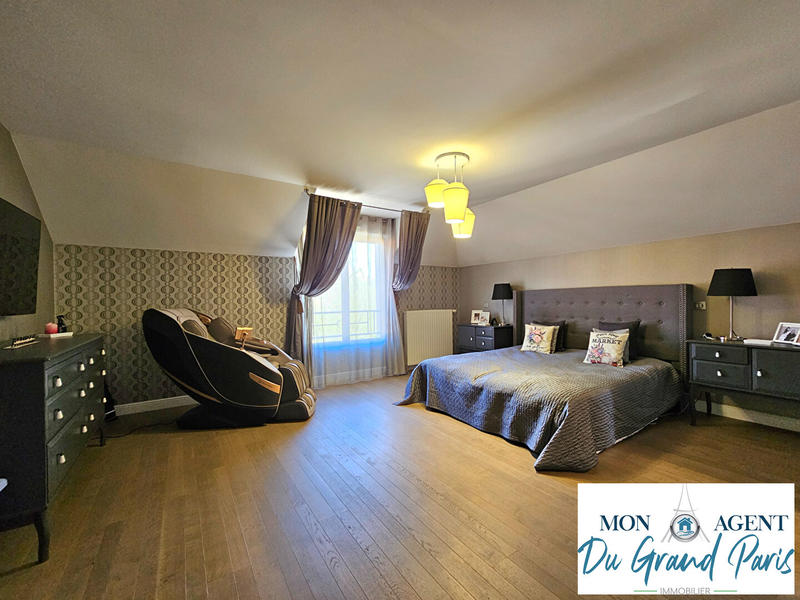 Maison - 220 m² - 8 pièces