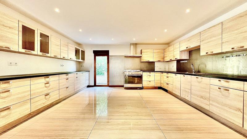 Maison - 388 m² - 17 pièces