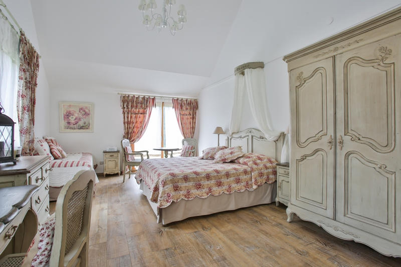 Local commercial - 748 m² - 15 pièces