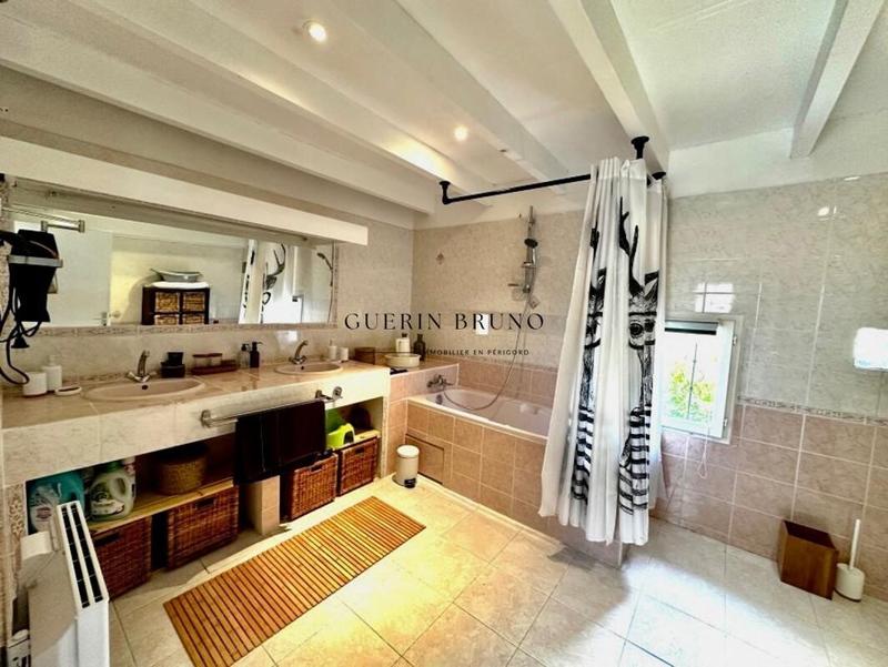 Propriété - 180 m² - 11 pièces