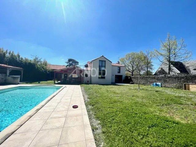 Maison - 252 m² - 11 pièces