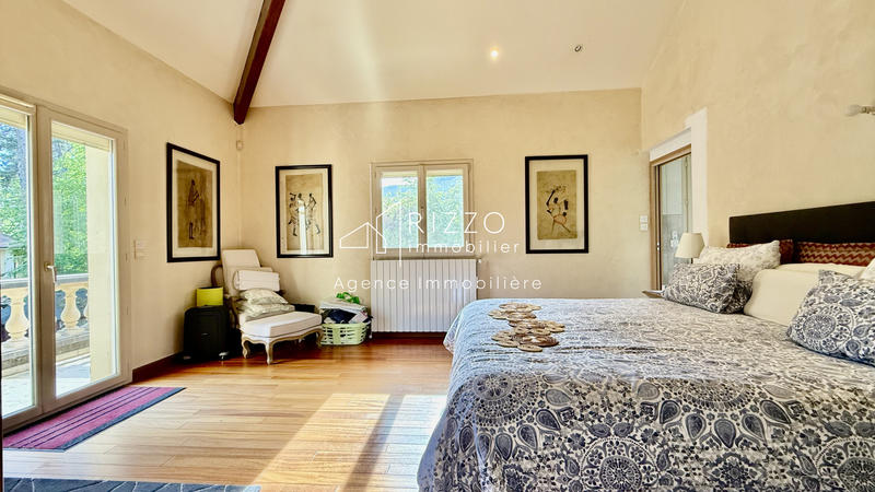 Maison - 302 m² - 8 pièces