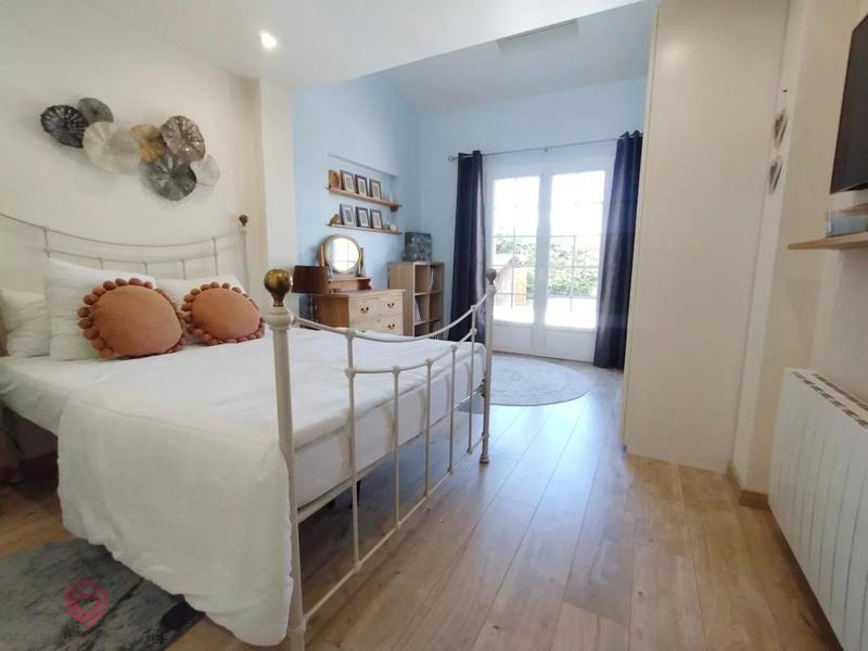 Maison - 229 m² - 9 pièces