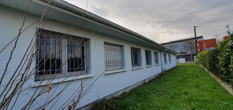 Local d'activité / Entrepôt - 334 m² - 12 pièces