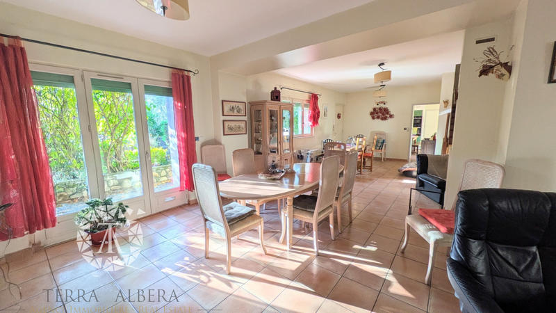 Propriété - 308 m² - 6 pièces