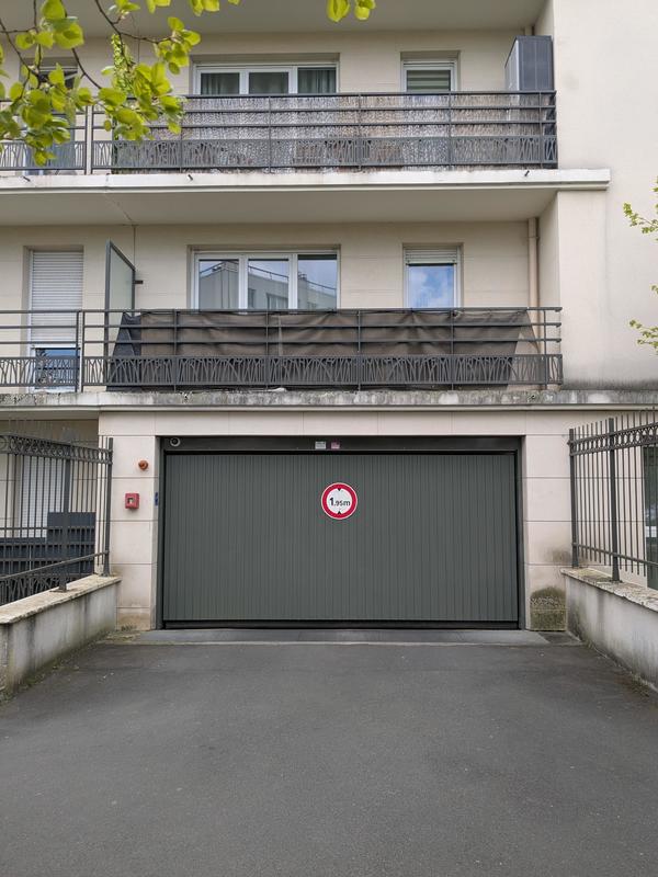 Parking / Garage - 180 m²