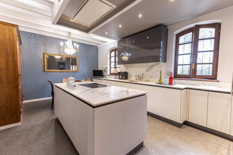 Maison - 280 m² - 7 pièces