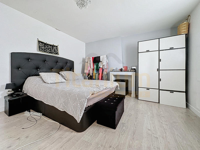 Maison - 280 m² - 11 pièces