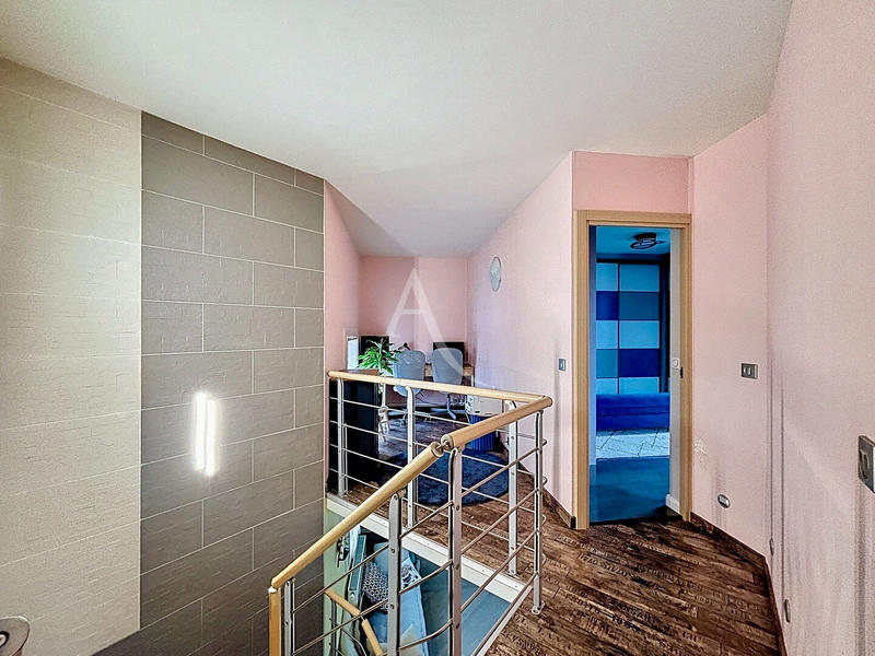 Maison - 214 m² - 6 pièces