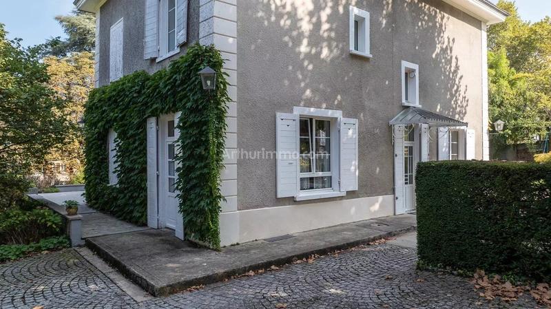 Maison - 241 m² - 10 pièces