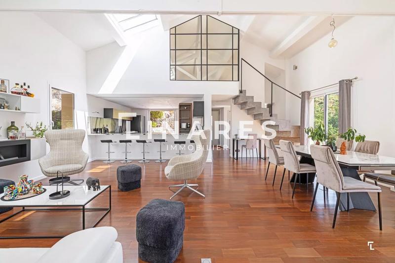 Maison - 239 m² - 6 pièces